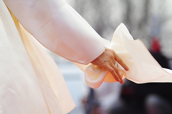 포토 JPG 주간 한국문화 한국전통 전통 여자 문화 예술 한국 한명 사람 동양인 20대 성인 야외 공연 춤 전통의상 한복 전통공연 전통무용 민속 굿 한국무용 살풀이 살풀이춤 여자만 여자한명만 성인여자만 청년만 청년여자만 성인한명만 청년여자한명만 성인여자한명만 성인만 국내포토 자연요소 1 동양문화 아시아 문화예술 인종 이벤트 청년 파일형식