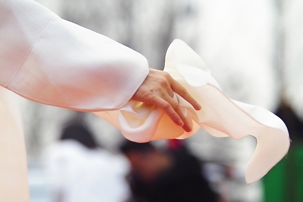 포토 JPG 주간 한국문화 한국전통 전통 여자 문화 예술 한국 한명 사람 동양인 20대 성인 야외 공연 춤 전통의상 한복 전통공연 전통무용 민속 굿 한국무용 살풀이 살풀이춤 여자만 여자한명만 성인여자만 청년만 청년여자만 성인한명만 청년여자한명만 성인여자한명만 성인만 국내포토 자연요소 1 동양문화 아시아 문화예술 인종 이벤트 청년 파일형식