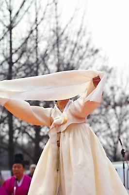 포토 JPG 주간 한국문화 한국전통 전통 여자 문화 예술 한국 한명 사람 동양인 20대 성인 야외 공연 춤 전통의상 한복 전통공연 전통무용 민속 굿 한국무용 살풀이 살풀이춤 여자만 여자한명만 성인여자만 청년만 청년여자만 성인한명만 청년여자한명만 성인여자한명만 성인만 국내포토 자연요소 1 동양문화 아시아 문화예술 인종 이벤트 청년 파일형식