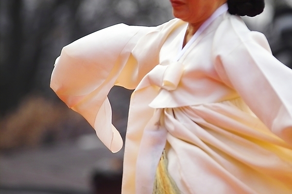 포토 JPG 주간 한국문화 한국전통 전통 여자 문화 예술 한국 한명 사람 동양인 20대 성인 야외 공연 춤 전통의상 한복 전통공연 전통무용 민속 굿 한국무용 살풀이 살풀이춤 여자만 여자한명만 성인여자만 청년만 청년여자만 성인한명만 청년여자한명만 성인여자한명만 성인만 국내포토 자연요소 1 동양문화 아시아 문화예술 인종 이벤트 청년 파일형식