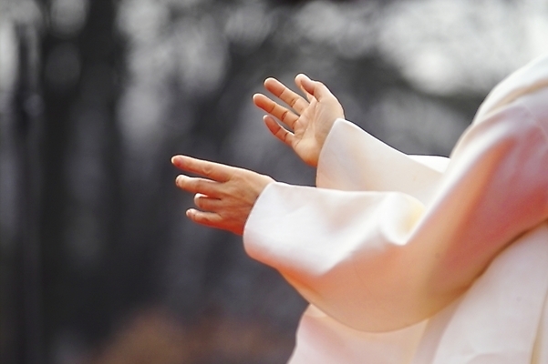 포토 JPG 주간 한국문화 한국전통 전통 여자 문화 예술 한국 한명 사람 동양인 20대 성인 야외 공연 춤 전통의상 한복 전통공연 전통무용 민속 굿 한국무용 살풀이 살풀이춤 여자만 여자한명만 성인여자만 청년만 청년여자만 성인한명만 청년여자한명만 성인여자한명만 성인만 국내포토 자연요소 1 동양문화 아시아 문화예술 인종 이벤트 청년 파일형식