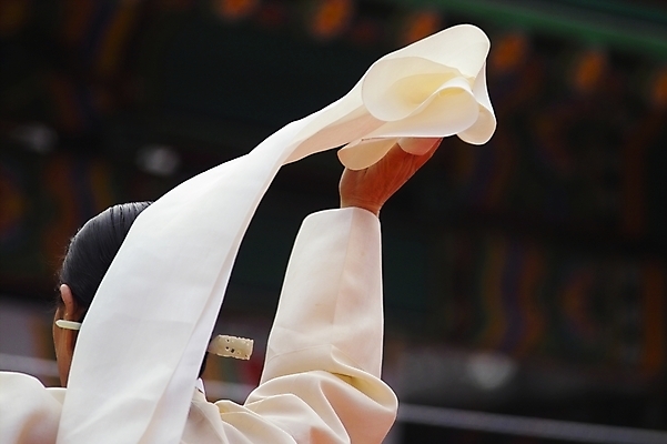 포토 JPG 주간 한국문화 한국전통 전통 여자 문화 예술 한국 한명 사람 동양인 20대 성인 야외 공연 춤 전통의상 한복 전통공연 전통무용 민속 굿 한국무용 살풀이 살풀이춤 여자만 여자한명만 성인여자만 청년만 청년여자만 성인한명만 청년여자한명만 성인여자한명만 성인만 국내포토 자연요소 1 동양문화 아시아 문화예술 인종 이벤트 청년 파일형식