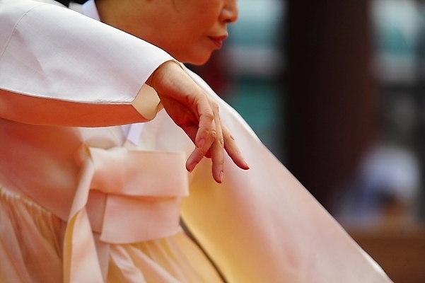 포토 JPG 주간 한국문화 한국전통 전통 여자 문화 예술 한국 한명 사람 동양인 20대 성인 야외 공연 춤 전통의상 한복 전통공연 전통무용 민속 굿 한국무용 살풀이 살풀이춤 여자만 여자한명만 성인여자만 청년만 청년여자만 성인한명만 청년여자한명만 성인여자한명만 성인만 국내포토 자연요소 1 동양문화 아시아 문화예술 인종 이벤트 청년 파일형식