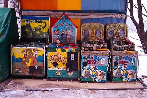 포토 JPG 주간 생활용품 사람없음 야외 놀이용품 놀이공원 게임 게임기 두더지잡기 산정호수 오락기계 국내포토 자연요소 호수 놀이 테마파크 오브젝트 파일형식 포천