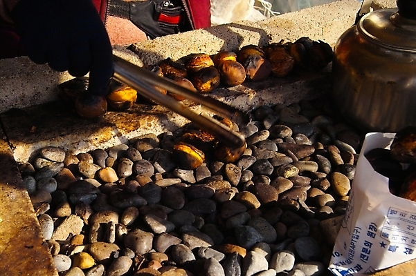 포토 JPG 주간 음식 디저트 야외 견과류 조약돌 밤 겨울음식 겨울간식 군밤 군밤장사 제철음식 국내포토 자연요소 겨울 돌 굽기 장사 제철 파일형식