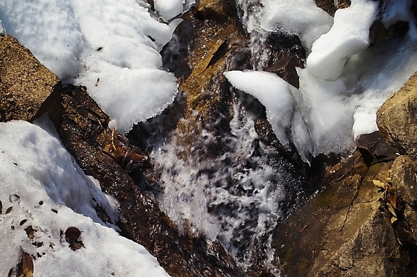 포토 JPG 주간 사계절 계절 배경화면 백그라운드 겨울 자연 풍경 사람없음 야외 계곡 얼음 폭포 눈 산정호수 국내포토 자연요소 호수 날씨 생태계 파일형식 포천