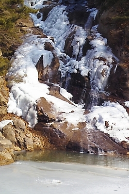 포토 JPG 주간 사계절 계절 백그라운드 겨울 자연 풍경 사람없음 야외 계곡 폭포 눈 산정호수 국내포토 자연요소 호수 날씨 생태계 파일형식 포천