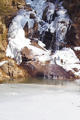 포토 JPG 주간 사계절 계절 백그라운드 겨울 자연 풍경 사람없음 야외 계곡 폭포 눈 산정호수 국내포토 자연요소 호수 날씨 생태계 파일형식 포천