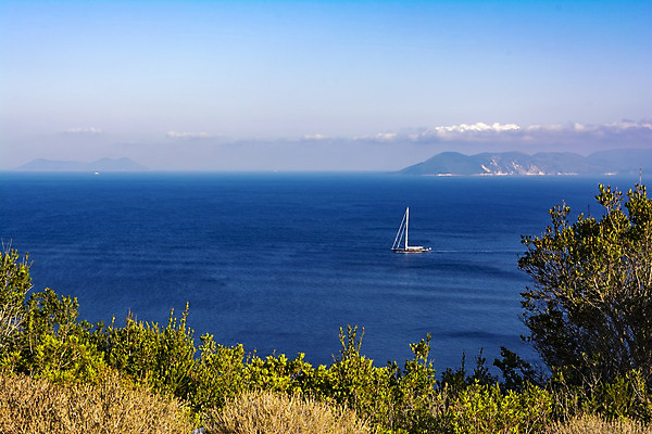 포토 JPG 해외이미지 나무 식물 구름 파도 바다 섬 여행 백그라운드 요트 자연 하늘 휴가 산 항해 풍경 해변 사람없음 물 여름 파란색 컬러풀 햇빛 맑음 활발 만 보트 지중해 그리스 그리스인 강렬 터키석 해외202004 해외포토 자연요소 서양인 계절 유럽 컬러 컨셉 배_교통 날씨 태양 보석 생태계 파일형식 이미지허브