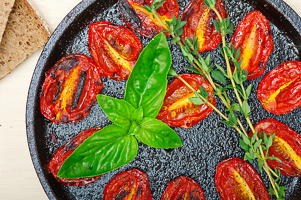 포토 JPG 해외이미지 음식 빵 방울토마토 실내 사람없음 하이앵글 프라이팬 굽기 흰배경 바질 백리향 해외202004 해외포토 뷰포인트 백그라운드 토마토 주방용품 내부 흰색 구이 파일형식 이미지허브