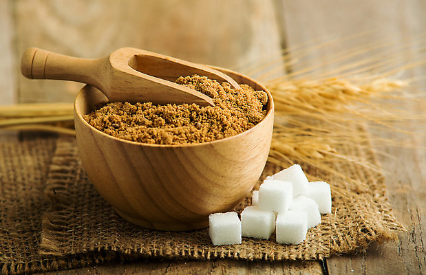 포토 JPG 해외이미지 식재료 실내 사람없음 조미료 달콤 설탕 나무바닥 나무그릇 스쿱 황설탕 해외202004 해외포토 그릇 바닥 내부 목재 맛 향미료 파일형식 이미지허브