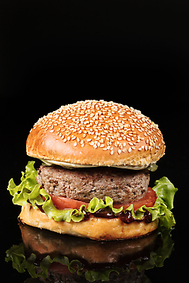 포토 JPG 해외이미지 검은배경 패스트푸드 실내 사람없음 한개 반사 햄버거 인스턴트 정크푸드 해외202004 해외포토 1 음식 백그라운드 내부 검은색 파일형식 이미지허브