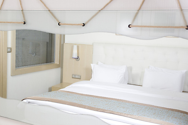 포토 JPG 해외이미지 여행 비즈니스 베개 벽지 호텔 휴가 휴식 주택 실내 사람없음 내부 목재 장식 가로 우주 침실 방 침대 램프 고급 왕 진열장 치수 장면 시트 더블 매트리스 해외202004 해외포토 나무 가구 컨셉 재료 침구 숙소 조명 건물 파일형식 이미지허브