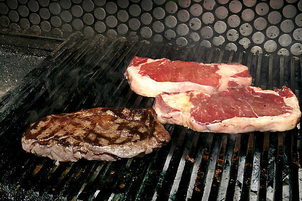 포토 JPG 해외이미지 접시 음식 다이어트 채소 건강 육류 스테이크 요리 사람 사람없음 빨간색 초록색 갈색 노란색 식당 와인 식사 저녁식사 소고기 흰색 신선 맛 그릴 바비큐 자르기 먹기 레시피 프랑스어 점심식사 단백질 등심 해외202004 해외포토 문자 식기 컬러 컨셉 식재료 모션 주방용품 주류 서양음식 상점 영양소 파일형식 이미지허브