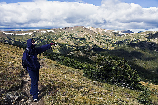 포토 JPG 해외이미지 구름 길 자국 산 한명 풍경 컬러풀 여행객 걷기 가을 가리킴 황무지 배낭여행 산봉우리 콜로라도 산맥 해외202004 해외포토 자연요소 1 계절 컬러 여행 모션 사람 손짓 미국 봉우리 파일형식 이미지허브