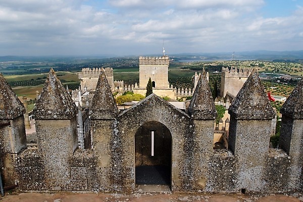 포토 JPG 해외이미지 구름 외관 유럽 벽 로우앵글 여행 건축양식 하늘 주택 사람없음 야외 건물 여름 파란색 하이앵글 노란색 탑 봄 회색 바위 성 중세 역사 스페인 과거 유지 안달루시아 옛날 웅장함 해외202004 해외포토 자연요소 건축물 계절 건축 나라 뷰포인트 컬러 컨셉 돌_바위 파일형식 이미지허브