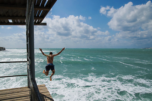 포토 JPG 해외이미지 1 라이프스타일 남자 바다 하늘 사람 소년 사람없음 물 여름 파란색 점프 기쁨 자유 용기 서핑 씻기 위험 표현성 해외202004 해외포토 자연요소 그릇 계절 감정 어린이 컬러 컨셉 모션 생활 청결 수상스포츠 파일형식 이미지허브