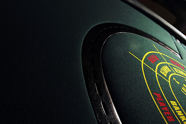 포토 JPG 해외이미지 돈 탁자 사람없음 초록색 신용카드 도박 카지노 포커 곤봉 펠트 해외202004 해외포토 스포츠용품 컬러 가구 금융 게임 트럼프 재산 파일형식 천_직물 이미지허브