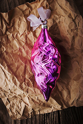 포토 JPG 해외이미지 계절 리본 종이 분홍색 백그라운드 크리스마스 겨울 유리 탁자 휴가 휴식 새해 기념 사람없음 목재 장식 빨간색 세로 빛 장난감 보라색 축제 축하 은색 준비 잔치 고드름 전나무 꺼내기 찌그러짐 구김 옛날 테마 포장소품 해외202004 해외포토 나무 기념일 컬러 가구 컨셉 재료 포장 모션 재질 얼음 오브젝트 포장재료 파일형식 이미지허브