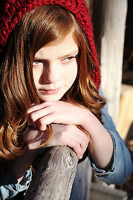 포토 JPG 해외이미지 백인 모델 학생 라이프스타일 옷 계절 여자 캐나다 겨울 날씨 한명 사람 야외 목재 10대 빨간색 울타리 유행 추위 생강 내추럴 스타일 해외202004 해외포토 서양인 나무 1 컬러 북아메리카 채소 재료 청소년 생활 담장 파일형식 이미지허브