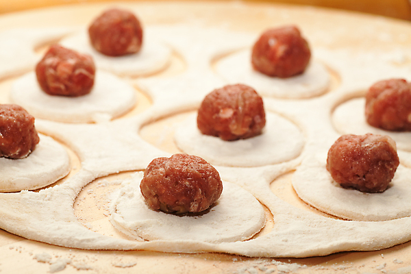 포토 JPG 해외이미지 전통 접시 문화 음식 백그라운드 잎 다이어트 재료 파스타 건강 육류 요리 사람없음 목재 빨간색 노란색 주방 식사 저녁식사 이탈리아 신선 만 맛 먹기 오브젝트 날것 밀가루 후추 내추럴 점심식사 경단 라비올리 러시아인 삶기 생식 시베리아 줄서기 페스츄리 핸드메이드 해외202004 해외포토 서양인 나무 식물 식기 유럽 빵 컬러 컨셉 식재료 모션 서양음식 가루 향신료 파일형식 이미지허브