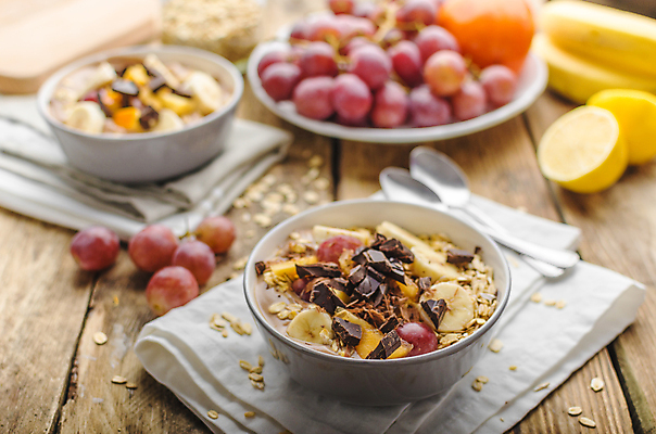 포토 JPG 해외이미지 그릇 포도 바나나 실내 사람없음 아웃포커스 초콜릿 식탁보 레몬 슬라이스 요거트 오트밀 나무배경 해외202004 해외포토 식기 백그라운드 과일 디저트 유제품 촬영기법 내부 파일형식 귀리 이미지허브