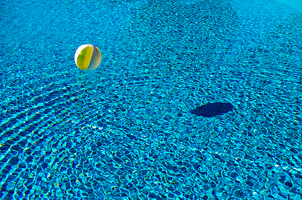 포토 JPG 해외이미지 여행 공 놀이 휴가 사람없음 물 여름 장난감 노란색 수영 플라스틱 타일 해외202004 해외포토 자연요소 계절 컬러 재질 수상스포츠 파일형식 이미지허브