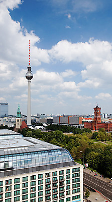 포토 JPG 해외이미지 실루엣 유럽 통신 하늘 독일 안테나 사람없음 건물 파란색 성당 탑 도시 정사각형 베를린 첨탑 동쪽 스카이라인 해외202004 해외포토 도형 건축물 나라 컬러 종교건축 촬영기법 방향 파일형식 이미지허브