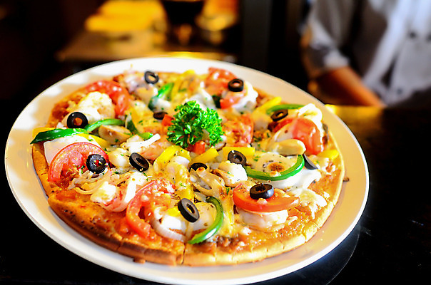 포토 JPG 해외이미지 조각 토마토 양파 치즈 피자 요리 사람없음 식사 저녁식사 이탈리아 굽기 해산물 햄 점심식사 고립 모짜렐라치즈 페퍼로니 핸드메이드 해외202004 해외포토 유럽 채소 유제품 패스트푸드 서양음식 육류 소시지 구이 파일형식 이미지허브