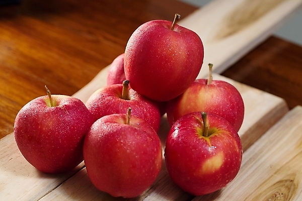 포토 JPG 해외이미지 음식 조각 잎 농업 과일 건강 사람없음 빨간색 샐러드 신선 그룹 달콤 사과 먹기 유기농 슬라이스 건강식 숙성 채식주의자 해외202004 해외포토 식물 웰빙 산업 컬러 모션 맛 채식 파일형식 이미지허브