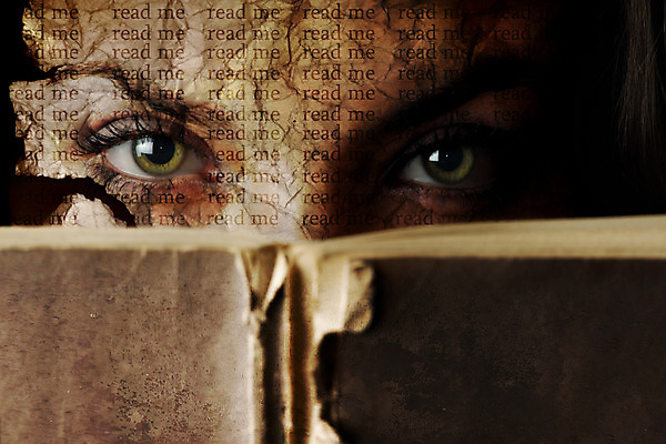 포토 JPG 해외이미지 캐릭터 라이프스타일 응시 여자 종교 종이 얼굴 컨셉 텍스트 상상 추상 아이디어 한명 사람 책 스터디 독서 성경 정보 황폐 신비 편지 교과서 문학 페이지 양장본 찢어짐 옛날 지능 출판 해외202004 해외포토 1 시선 무늬 종교용품 모션 교재 생활 신체부위 학습 파일형식 이미지허브