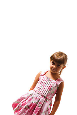 포토 JPG 해외이미지 백인 여자 어린이 분홍색 실내 한명 서기 슬픔 흰배경 심각 혼자 카피스페이스 해외202004 해외포토 서양인 1 감정 컬러 백그라운드 컨셉 모션 사람 내부 공백 흰색 파일형식 이미지허브