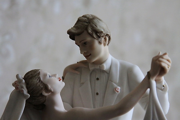 포토 JPG 해외이미지 커플 드레스 행복 인형 조각 결혼 백그라운드 2 결혼식 기념 함께함 관리 사랑 미술 정장 턱시도 이벤트 사람없음 장식 조각상 숫자 피규어 흰색 축하 잡기 아내 가운 도자기 달콤 디자이너 심볼 조각가 해외202004 해외포토 직업 문자 옷 감정 컬러 컨셉 관계 모션 문화예술 조형물 미니어처 맛 파일형식 이미지허브