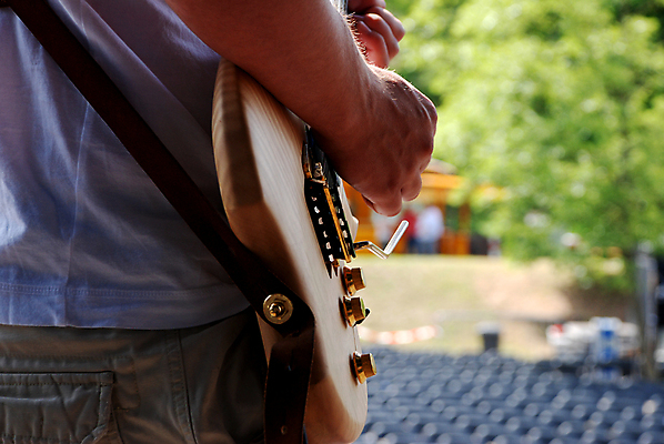 포토 JPG 해외이미지 손 남자 음악 티셔츠 바지 놀이 사람없음 야외 콘서트 공연 음악가 기구 기타 일렉기타 묘사 기타리스트 스트랩 조종장치 해외202004 해외포토 직업 셔츠 하의 현악기 문화예술 사람 이벤트 신체부위 연주자 장비 파일형식 이미지허브