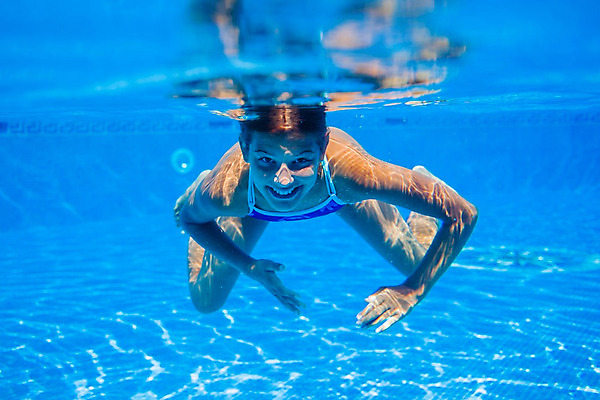 포토 JPG 해외이미지 백인 1 응시 여자 수영복 행복 얼굴 어린이 스포츠 이동 신체 놀이 휴가 고글 오리 건강 한명 사람 물 파란색 수중 수영 거품 기쁨 젖음 흰색 물방울 신선 떨어짐 해외202004 해외포토 자연요소 서양인 시선 옷 감정 컬러 컨셉 조류 신체부위 수상스포츠 파일형식 이미지허브