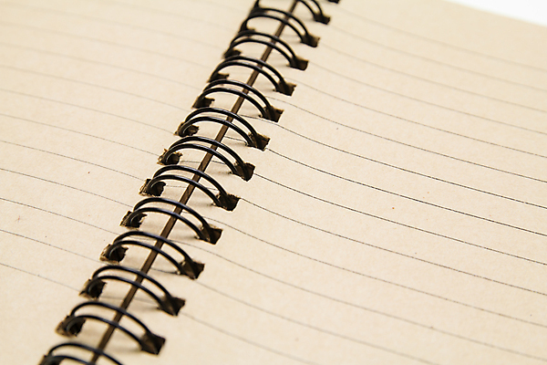 포토 JPG 해외이미지 교육 종이 비즈니스 학교 잉크 나선형 사람없음 책 사무실 금속 다이어리 쪽지 공책 줄무늬 공백 재활용 수확 흰색 공구 반지 업무 오픈 메시지 잡지 편지지 책상 준비 문서 페이지 시트 패드 조언 해외202004 해외포토 컬러 가구 무늬 농업 장신구 재질 문구용품 간행물 사무용품 도구 작업 편지 친환경 파일형식 이미지허브