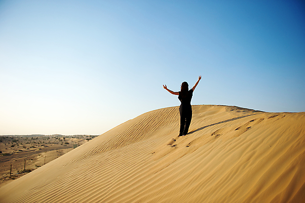 포토 JPG 해외이미지 주간 전신 여자 한명 서기 풍경 성인 야외 뒷모습 만세 사막 모래언덕 두바이 성인여자한명만 해외202004 해외포토 자연요소 1 뷰포인트 모션 사람 언덕 아랍에미리트 여자한명만 성인여자만 파일형식 이미지허브