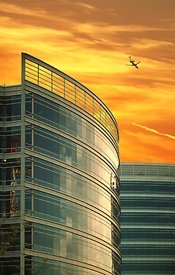 포토 JPG 해외이미지 오렌지 건축양식 유리 하늘 비행기 사람없음 건물 도시풍경 사무실 반사 일출 일몰 도시 해외202004 해외포토 건축물 건축 과일 비즈니스 항공교통 재질 대중교통 풍경 노을 파일형식 이미지허브