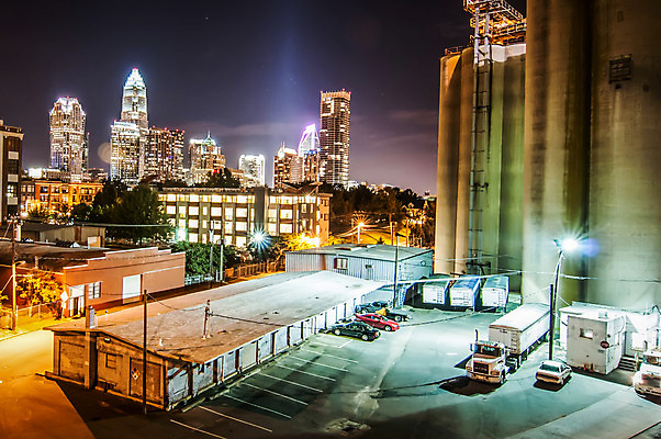 포토 JPG 해외이미지 비즈니스 공장 전등 사람없음 건물 금융 사무실 탑 고층빌딩 황혼 일몰 도시 네온 스카이라인 남쪽 방앗간 공화국 전국 코스모폴리탄 해외202004 해외포토 건축물 나라 공업 조명 빌딩 경제 노을 칵테일 방향 파일형식 이미지허브