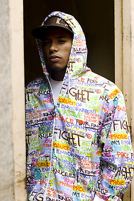 포토 JPG 해외이미지 모델 응시 남자 비즈니스 청소년 한명 20대 성인 야외 가로 컬러풀 도시 아프리카인 미국문화 고립 스타일 해외202004 해외포토 외국인 1 시선 컬러 사람 청년 서양문화 파일형식 이미지허브