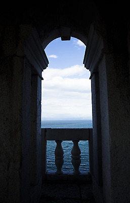 포토 JPG 해외이미지 구름 종교 바다 곡선 건축양식 하늘 휴가 사람없음 야외 물 파란색 교회 어둠 신비 지중해 아치 심플 장면 슬로베니아 완전 해외202004 해외포토 자연요소 건축 유럽 선 컬러 컨셉 종교건축 건물 파일형식 이미지허브