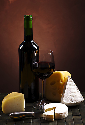 포토 JPG 해외이미지 와인잔 치즈 사람없음 와인병 조각치즈 치즈나이프 갈색배경 해외202004 해외포토 조각 백그라운드 술잔 병_용기 유제품 갈색 와인 나이프 파일형식 이미지허브