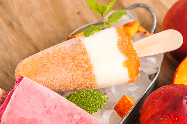 포토 JPG 해외이미지 쟁반 실내 사람없음 얼음 달콤 시원함 민트 상큼 자두 과일조각 막대아이스크림 나무배경 해외202004 해외포토 자연요소 조각 백그라운드 과일 아이스크림 내부 맛 허브 파일형식 이미지허브