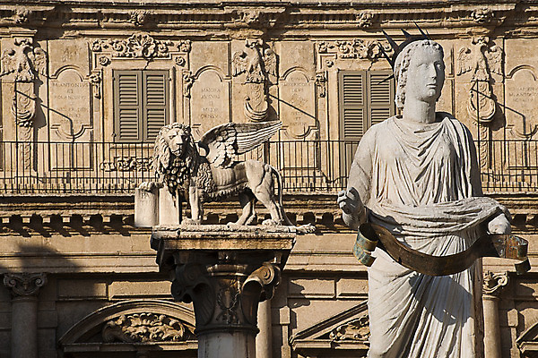 포토 JPG 해외이미지 주간 유럽 문화 조각 여행 날개 건축양식 천사 미술 사람없음 책 도시풍경 조각상 성경 이탈리아 바위 흰색 도시 중세 역사 재산 사자 심볼 분수 정사각형 대리석 천연기념물 공화국 로마인 베로나 옛날 해외202004 해외포토 자연요소 도형 건축 나라 컬러 재료 종교용품 포유류 문화예술 인종 풍경 금융 조형물 돌_바위 파일형식 이미지허브