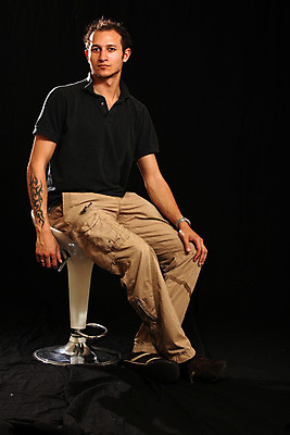 포토 JPG 해외이미지 모델 영어 응시 옷 남자 얼굴 포즈 백그라운드 셔츠 바지 건강 한명 미소 소년 갈색 유행 검은색 어둠 이탈리아 화물 흰색 최고 선탠 인도인 문신 스마트 피부 옷입기 팔 설정 부족 넘어짐 심각 해외202004 해외포토 외국인 문자 1 시선 유럽 어린이 컬러 컨셉 상의 모션 하의 표정 사람 동양인 신체부위 운송업 파일형식 이미지허브