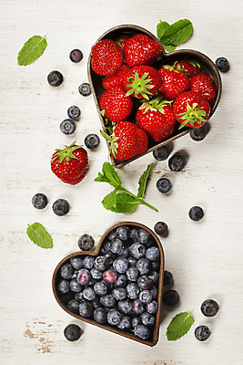 포토 JPG 해외이미지 백그라운드 딸기 디저트 사람없음 하트 민트 담기 블루베리 해외202004 해외포토 모양 음식 과일 모션 허브 파일형식 이미지허브