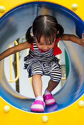 포토 JPG 해외이미지 라이프스타일 응시 공원 여자 행복 어린이 포즈 장난 놀이 건강 한명 사람 동양인 야외 여름 우주 중국 유치원 활발 기쁨 게임 놀이터 긍정 튜브 쉬는시간 기어가기 걸음마 해외202004 해외포토 1 시선 계절 공공시설 교육 감정 아시아 컨셉 모션 휴식 인종 생활 파일형식 이미지허브