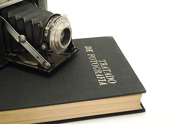 포토 JPG 해외이미지 사람없음 책 상자 카메라 금속 검은색 사진촬영 어둠 장비 수확 기구 목표 핥기 은색 필름 심볼 오브젝트 사인 그림 박물관 복고 감시 셔터 구식 옛날 해외202004 해외포토 컬러 컨셉 농업 모션 재질 전자제품 촬영 파일형식 이미지허브