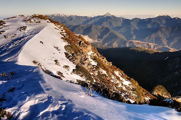 포토 JPG 해외이미지 나무 식물 여행 겨울 자연 벽지 추상 산 그림자 풍경 경사 사람없음 야외 가로 초록색 파란색 컬러풀 노란색 평화 환경 계곡 얼음 추위 바위 흰색 신선 정상 숲 발자국 언덕 단계 내추럴 강렬 절정 해외202004 해외포토 자연요소 계절 컬러 컨셉 무늬 자국 돌_바위 생태계 파일형식 이미지허브