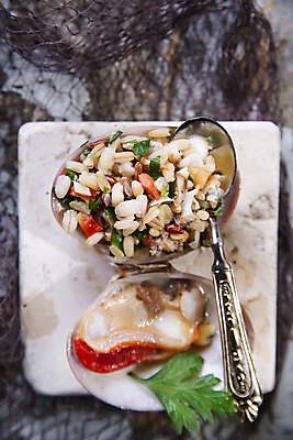 포토 JPG 해외이미지 조개 실내 사람없음 하이앵글 숟가락 그물 조개껍데기 돌판 리조또 나무배경 해외202004 해외포토 음식 뷰포인트 백그라운드 어패류 수저 내부 돌_바위 파일형식 이미지허브